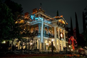 Haunted-Mansion-Holiday